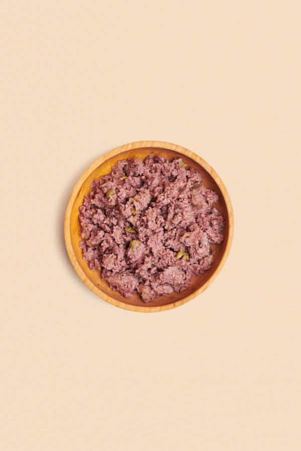 Cibo umido per cani in scatola con carne di anatra